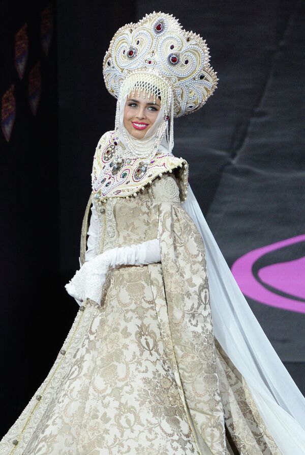 Concursantes de Miss Universo 2013 desfilan en trajes nacionales en Moscú - Sputnik Mundo