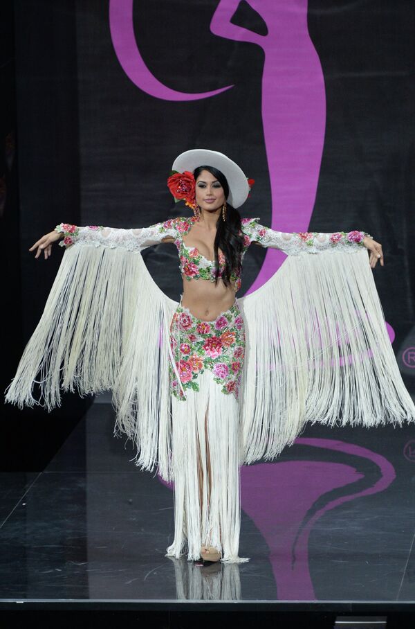 Concursantes de Miss Universo 2013 desfilan en trajes nacionales en Moscú - Sputnik Mundo