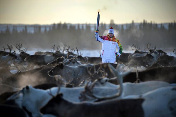 La llama olímpica cruza el Círculo Polar Ártico - Sputnik Mundo