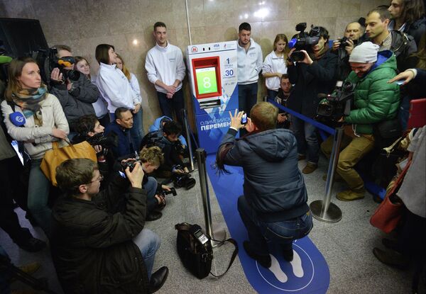 Un hombre hace sentadillas frente a una máquina expendedora de billetes en el metro - Sputnik Mundo