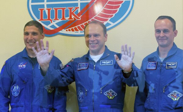 Los cosmonautas Oleg Kótov y Serguéi Riazanski (a la derecha) - Sputnik Mundo