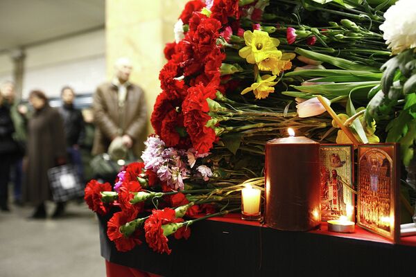 Flores y velas encendidas en la estación “Park Kulturi” del metro de Moscú, donde el 29 de marzo de 2010, una terrorista suicida detonó una bomba en el tren. - Sputnik Mundo