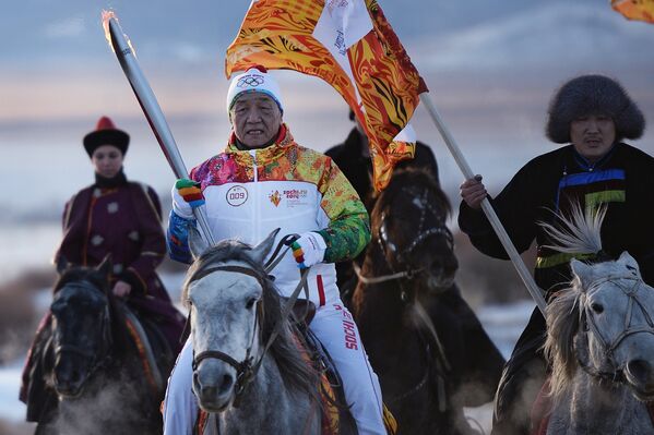 Relevo de la antorcha olímpica de Sochi 2014 en Buriatia - Sputnik Mundo