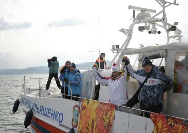 La antorcha olímpica de Sochi 2014 baja al fondo del lago Baikal - Sputnik Mundo