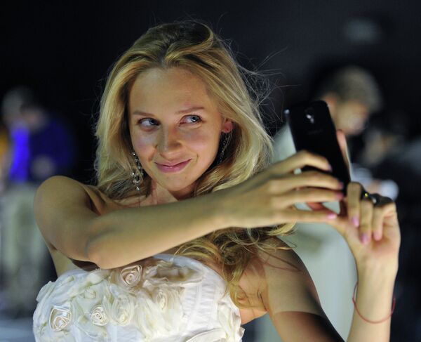 Una actriz se hace una foto en la inauguración de la nueva temporada teatral - Sputnik Mundo