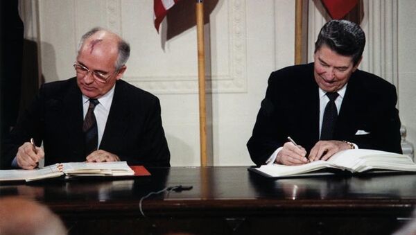 Михаил Горбачев и Рональд Рейган подписывают Договор о ликвидации ракет средней и малой дальности 1987 - Sputnik Mundo