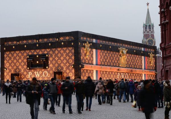El Kremlin niega que haya ordenado retirar el cofre de Louis Vuitton de la Plaza Roja - Sputnik Mundo