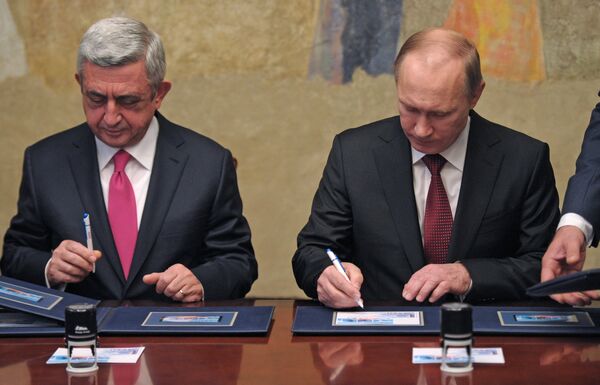 El presidente de Rusia Vladímir Putin (a la derecha) y el presidente armenio Serzh Sargsián - Sputnik Mundo