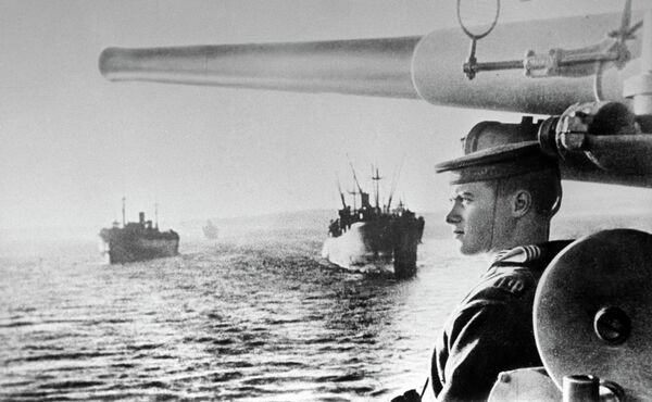 Buques de transporte soviéticos rumbo a la parte sur de la isla de Sajalín, agosto de 1945 - Sputnik Mundo