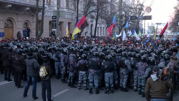 Policía impide a los manifestantes acceder a la sede del Gobierno de Ucrania - Sputnik Mundo