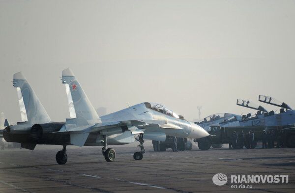 Primeros vuelos de nuevos cazas Su-30SM en una base aérea rusa - Sputnik Mundo