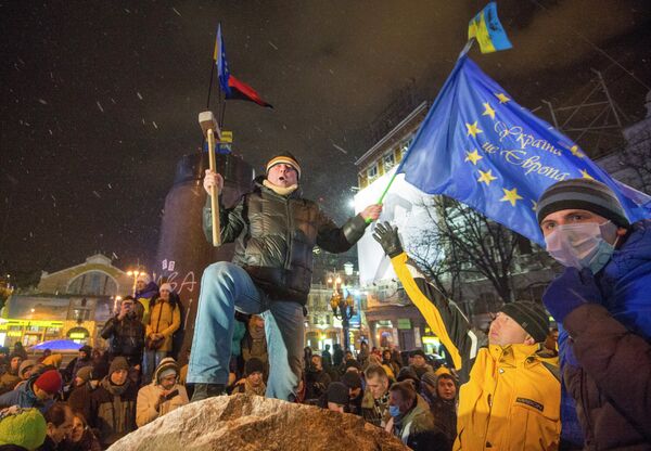 La Policía abre una causa penal tras el derribo del monumento a Lenin en Kiev - Sputnik Mundo