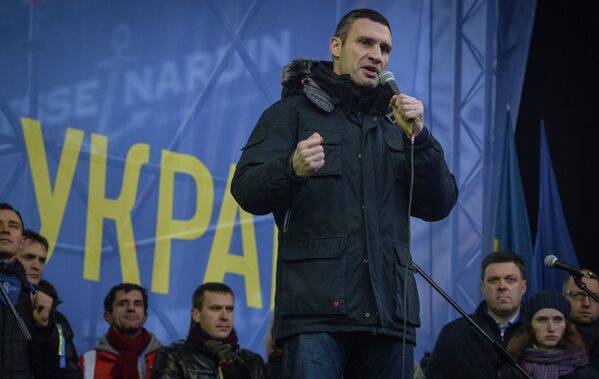 Bailes y barricadas en medio de las protestas en Kiev - Sputnik Mundo