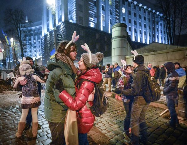 Bailes y barricadas en medio de las protestas en Kiev - Sputnik Mundo