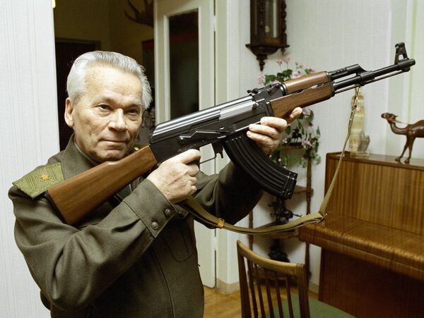 El creador del famoso fusil automático AK-47 Mijaíl Kaláshnikov - Sputnik Mundo