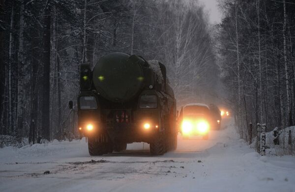 Rusia ensaya el misil balístico intercontinental RS-12M Topol - Sputnik Mundo