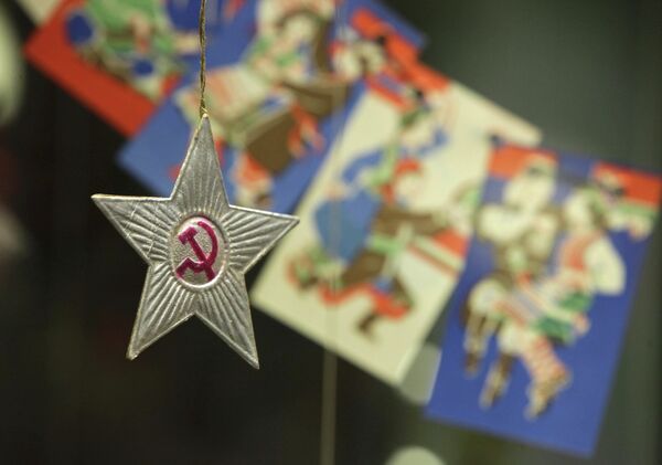 Este adorno es una réplica de las estrellas que lucían en sus gorros los combatientes del Ejército Rojo - Sputnik Mundo