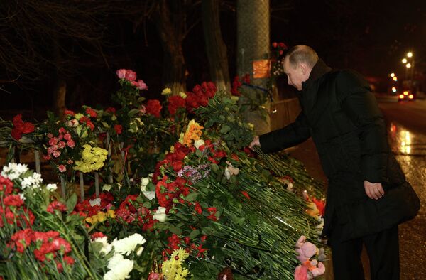 El presidente de Rusia, Vladímir Putin, deposita rosas en el lugar del atentado en Volgogrado - Sputnik Mundo