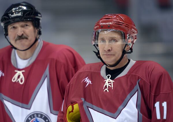 Putin y Lukashenko juegan un partido de hockey sobre hielo en Sochi - Sputnik Mundo