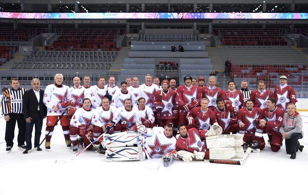 Putin y Lukashenko juegan un partido de hockey sobre hielo en Sochi - Sputnik Mundo