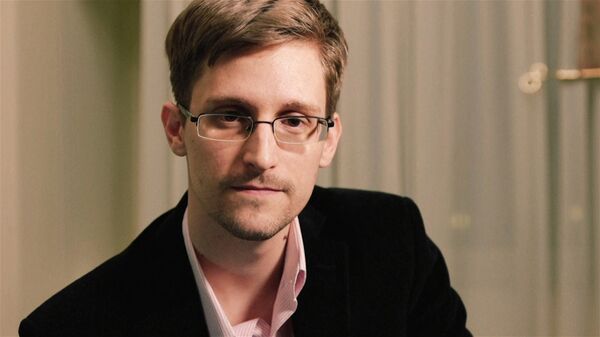 El exagente de la Agencia de Seguridad Nacional (NSA) de EEUU, Edward Snowden - Sputnik Mundo