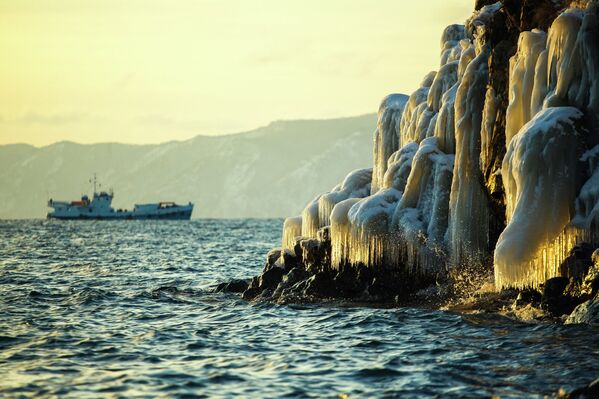 El lago Baikal antes de cubrirse de hielo - Sputnik Mundo