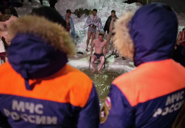 Los rusos celebran la Epifanía con baños helados - Sputnik Mundo