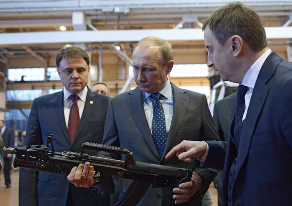 Vladímir Putin en una planta militar de la ciudad de Tula - Sputnik Mundo