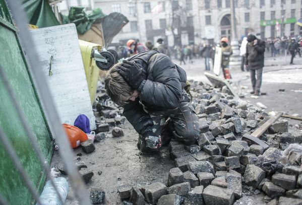 El centro de Kiev: entre barricadas, cócteles molotov y una catapulta - Sputnik Mundo