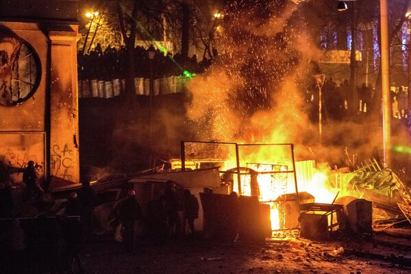 El centro de Kiev: entre barricadas, cócteles molotov y una catapulta - Sputnik Mundo