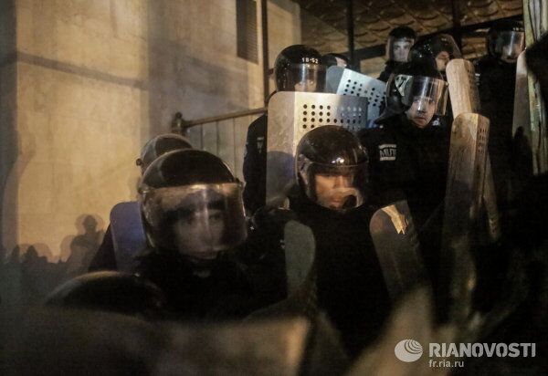 Radicales expulsan a policías de la Casa de Ucrania en Kiev - Sputnik Mundo