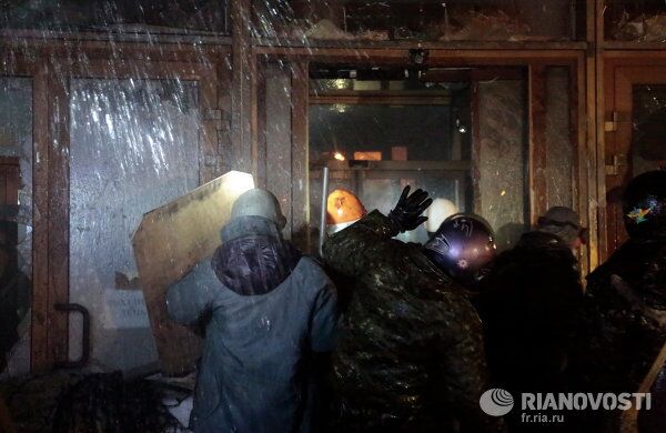 Radicales expulsan a policías de la Casa de Ucrania en Kiev - Sputnik Mundo