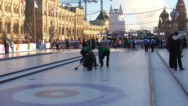 Jugando al curling en plena Plaza Roja - Sputnik Mundo