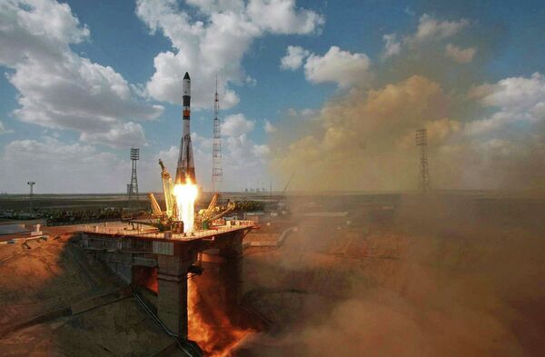 Cohete Soyuz-U y carguero Progress M-22M en rampa de lanzamiento (archivo) - Sputnik Mundo
