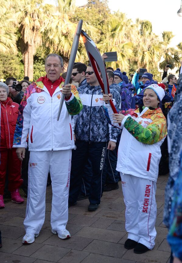 Ban Ki-moon y otras personalidades recorren Sochi con la antorcha olímpica - Sputnik Mundo