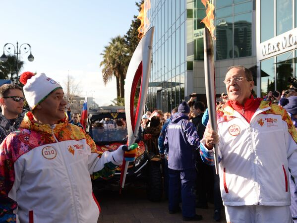 Ban Ki-moon y otras personalidades recorren Sochi con la antorcha olímpica - Sputnik Mundo