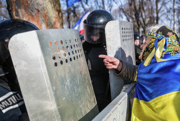 Defensa asegura estar al margen de los procesos políticos de Ucrania - Sputnik Mundo