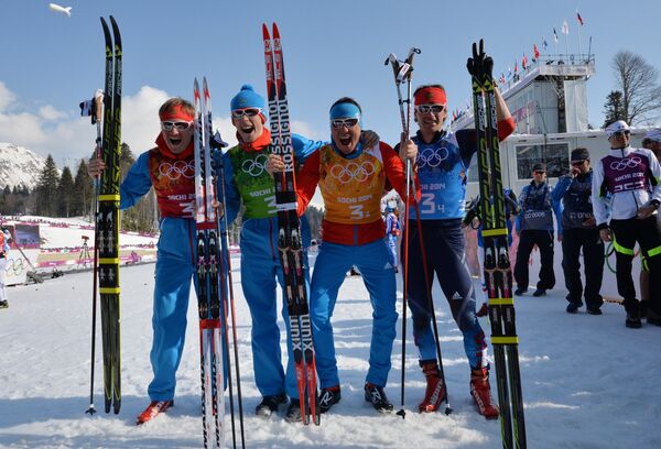 El equipo ruso (Dmitriy Japarov, Alexander Bessmetnykh, Alexander Legkov y Maxim Vylegzhanin) - Sputnik Mundo
