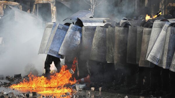 Al menos dos policías muertos por disturbios en Kiev - Sputnik Mundo