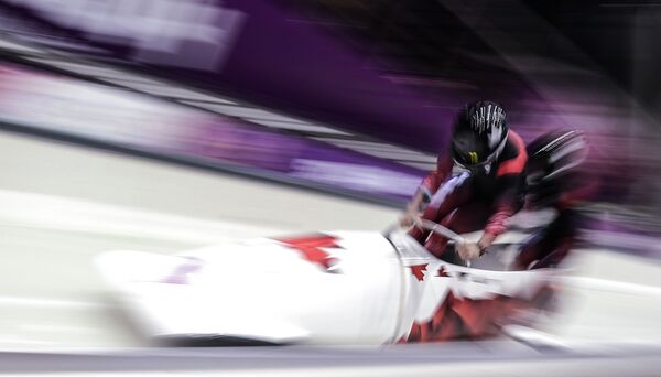 Canadá logra oro olímpico en bobsleigh femenino a dos - Sputnik Mundo