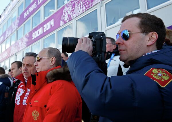 Primer ministro ruso Dmitri Medvédev (a la derecha) en Sochi - Sputnik Mundo