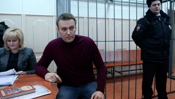 Político opositor Alexéi Navalni (centro) - Sputnik Mundo