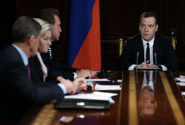 El primer ministro ruso, Dmítri Medvédev en una reunión del Gobierno - Sputnik Mundo