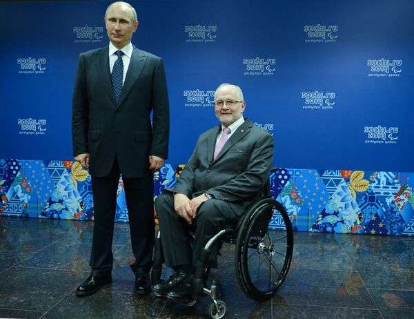 El presidente de Rusia, Vladímir Putin, y presidente del Comité Paralímpico Internacional, Philip Craven - Sputnik Mundo