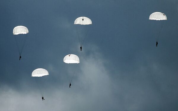 Un contingente paracaidista del Ejército de EEUU arriba a Estonia - Sputnik Mundo