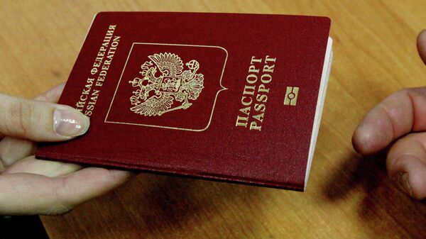 Un pasaporte ruso (archivo) - Sputnik Mundo