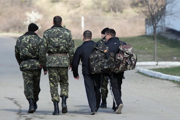 Menos de 2.000 militares ucranianos han abandonado Crimea - Sputnik Mundo