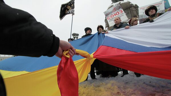 Banderas rusa y ucraniana atadas entre sí - Sputnik Mundo