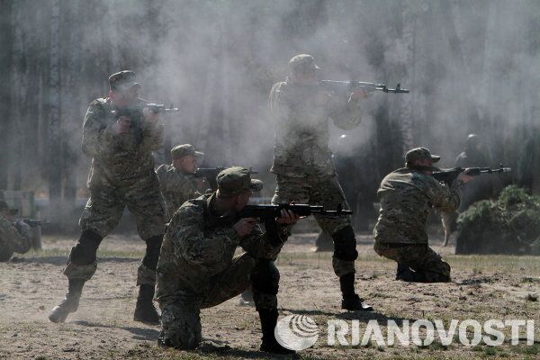 Ejercicios en un centro de entrenamiento de la Guardia Nacional de Ucrania - Sputnik Mundo