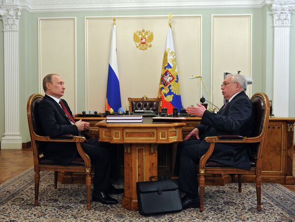 Exdefensor del Pueblo de Rusia, Vladímir Lukín, al presentar su informe al presidente Vladímir Putin - Sputnik Mundo